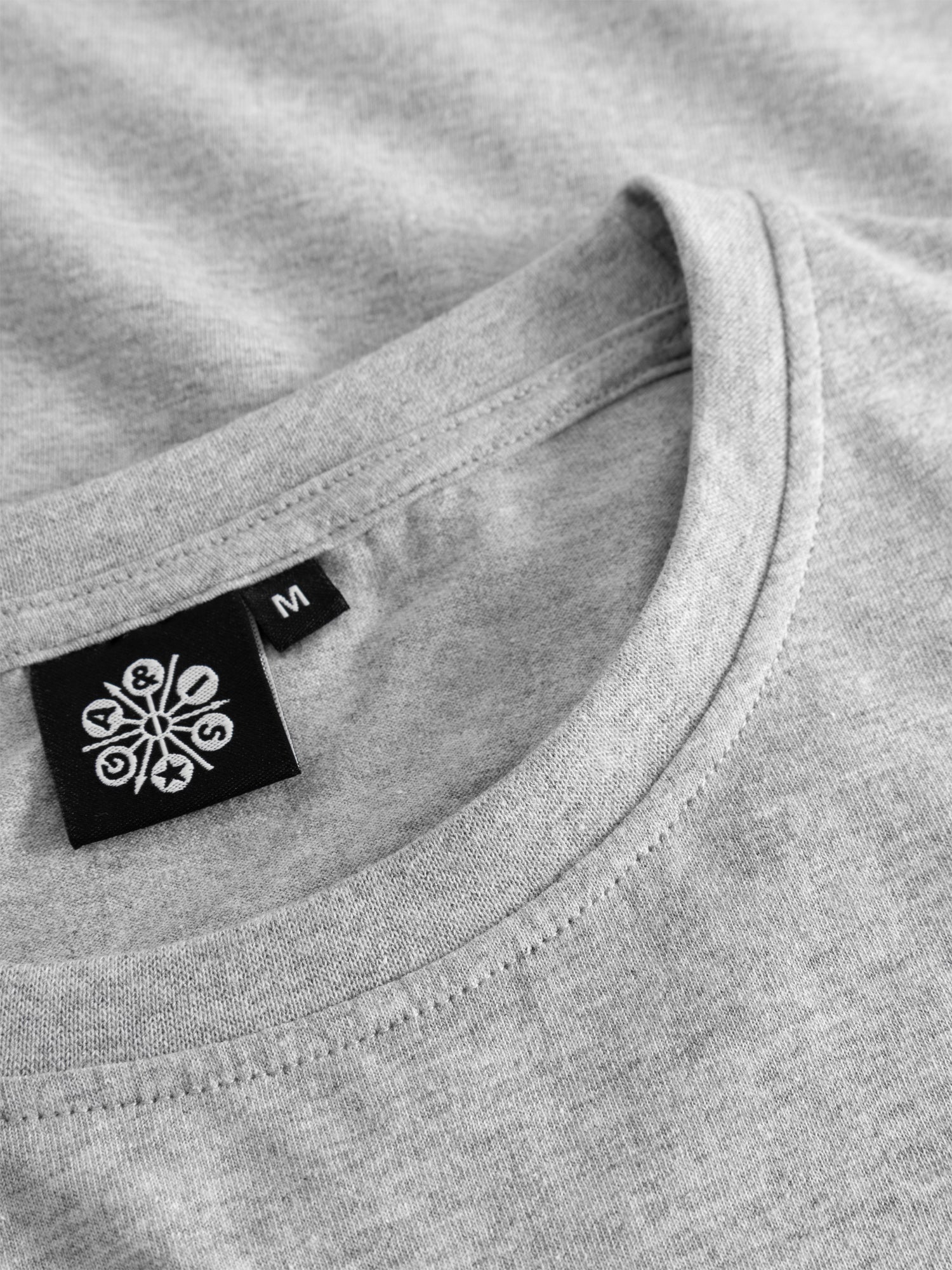 T-shirt grå med ficka