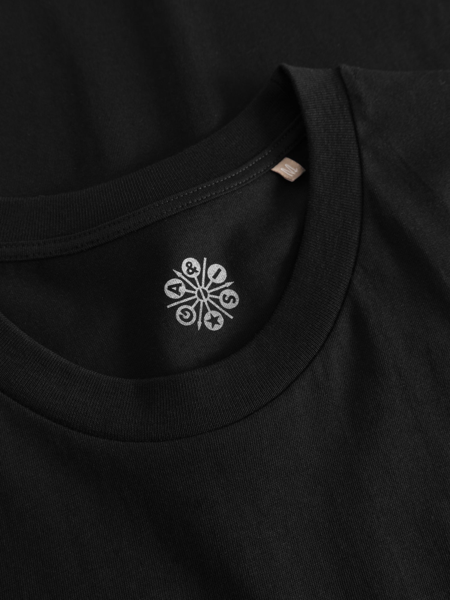 T-shirt svart emblem